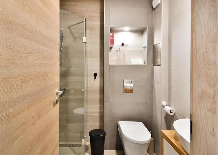 Free Parking Flats With Wifi And Pool Apartment